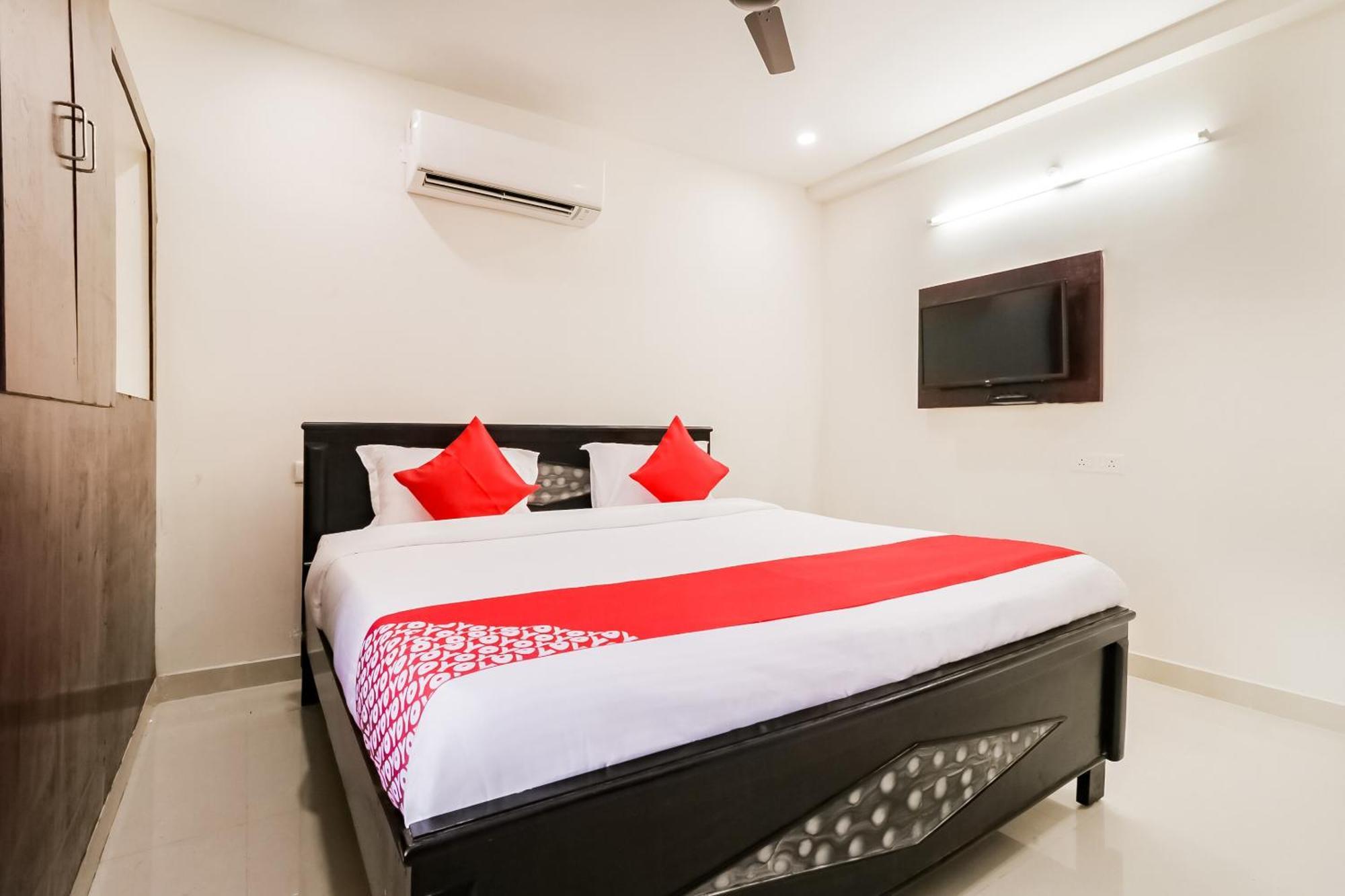 Oyo Victory Grand Hotel Tadepalle Exterior photo